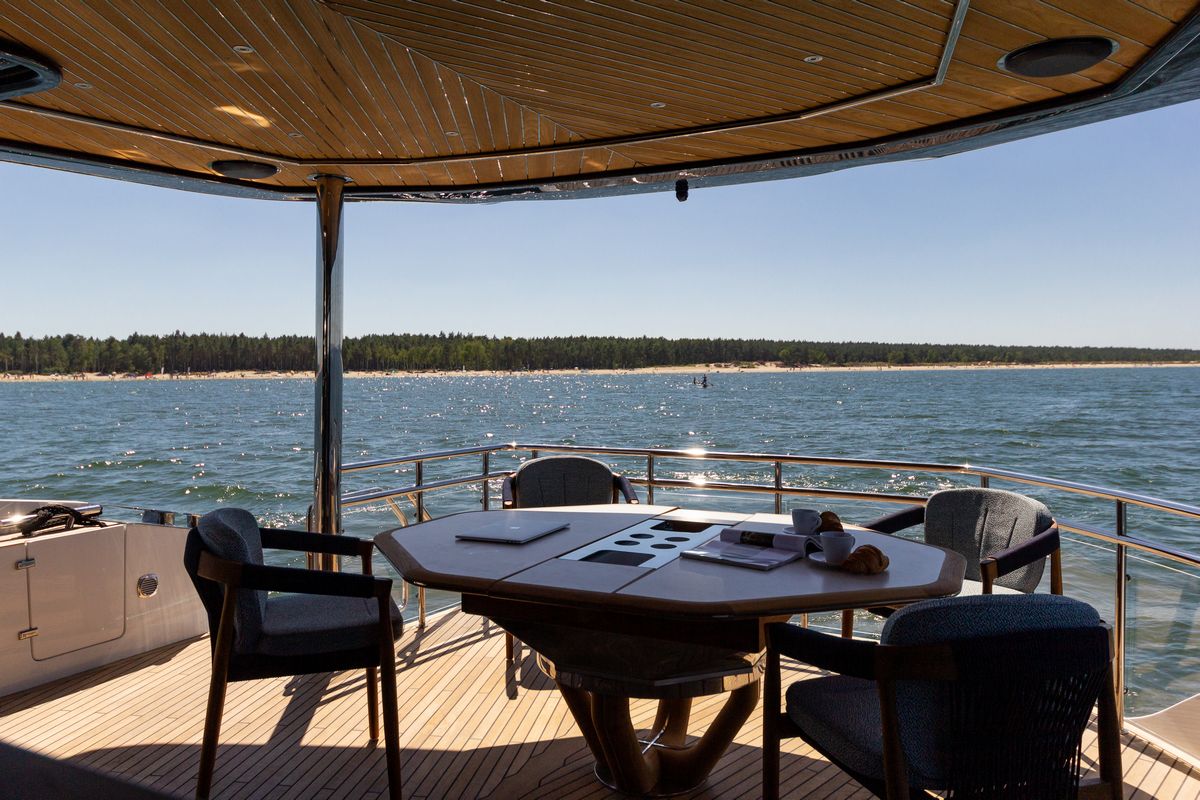 GALEON 620 FLY yacht