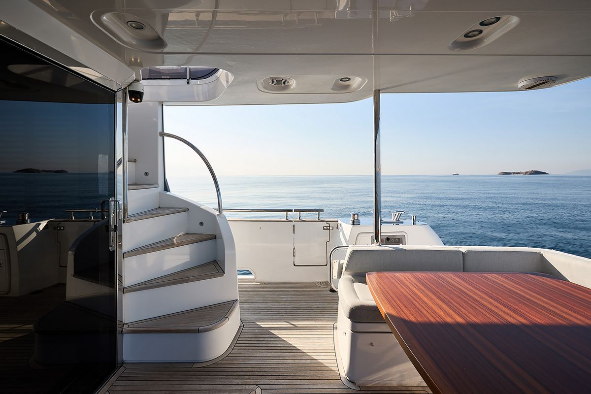 AZIMUT MAGELLANO 66 yacht