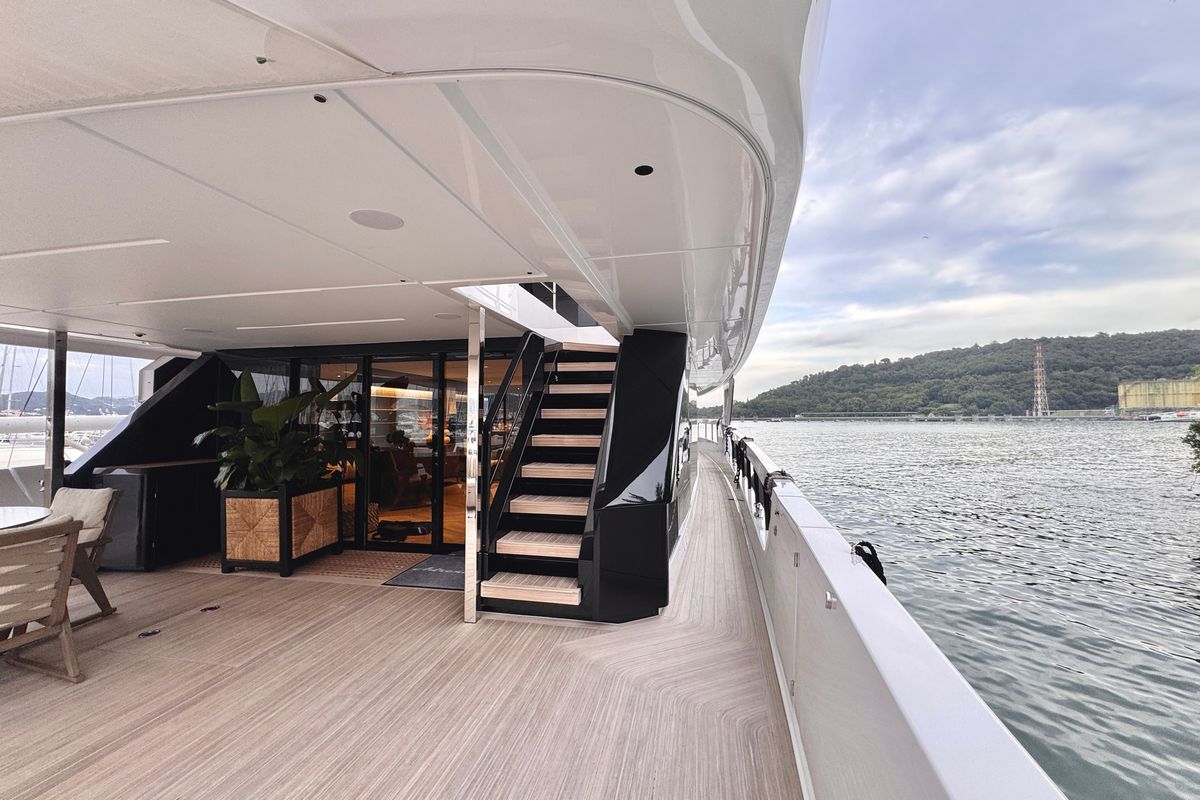 FERRETTI INFYNITO 90 yacht