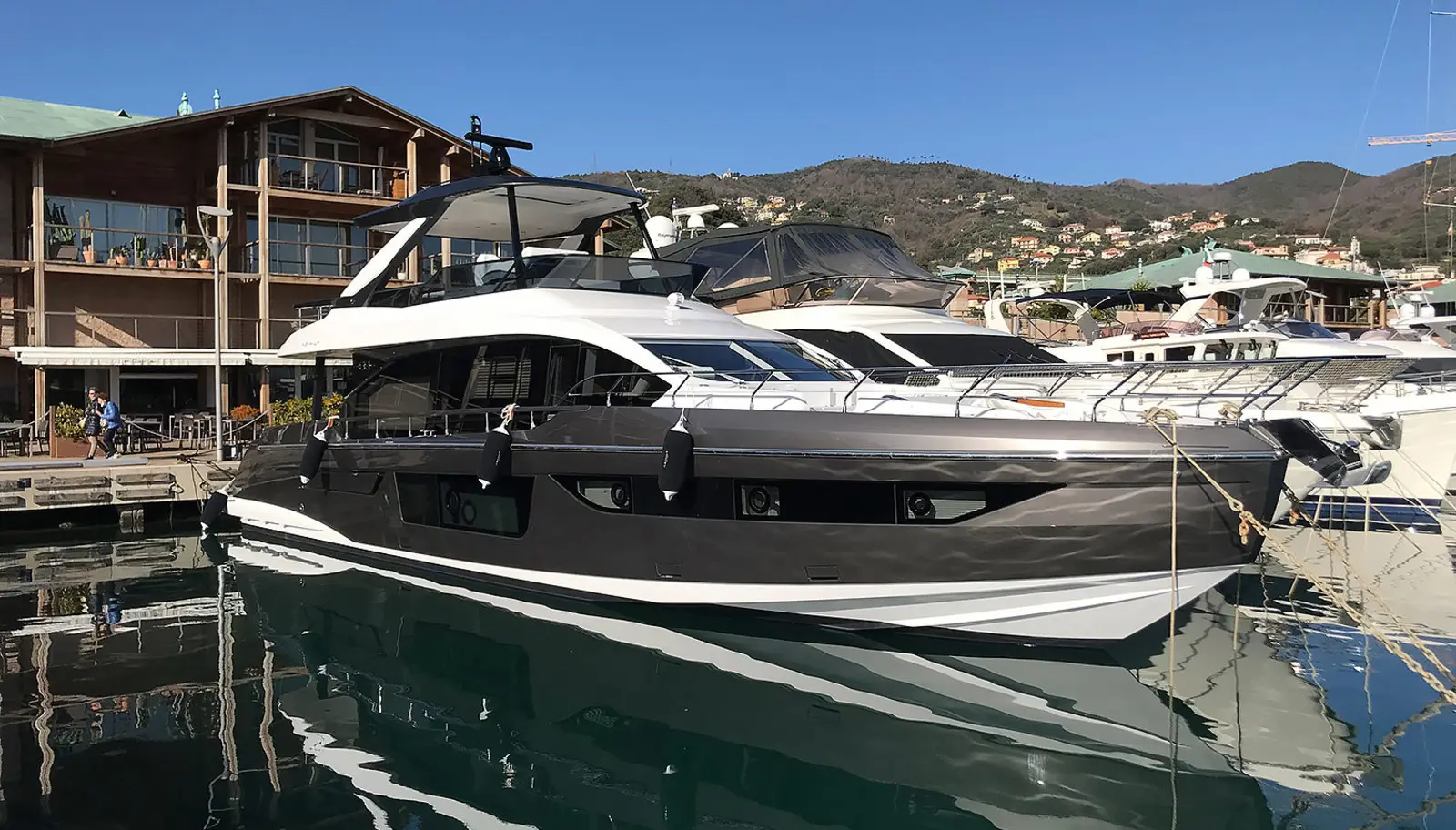 Azimut 68 yacht