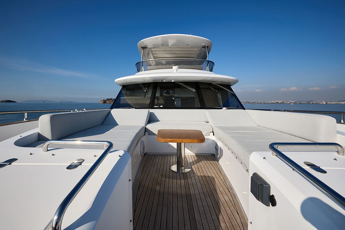 AZIMUT MAGELLANO 66 yacht