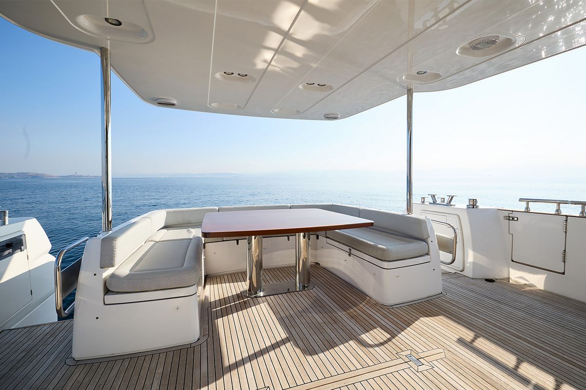 AZIMUT MAGELLANO 66 yacht