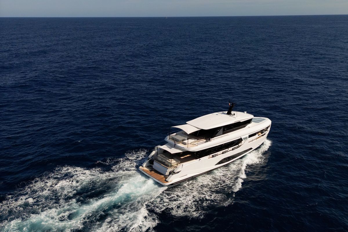 FERRETTI INFYNITO 90 yacht