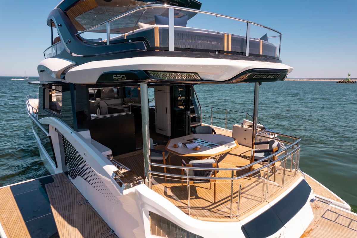GALEON 620 FLY yacht