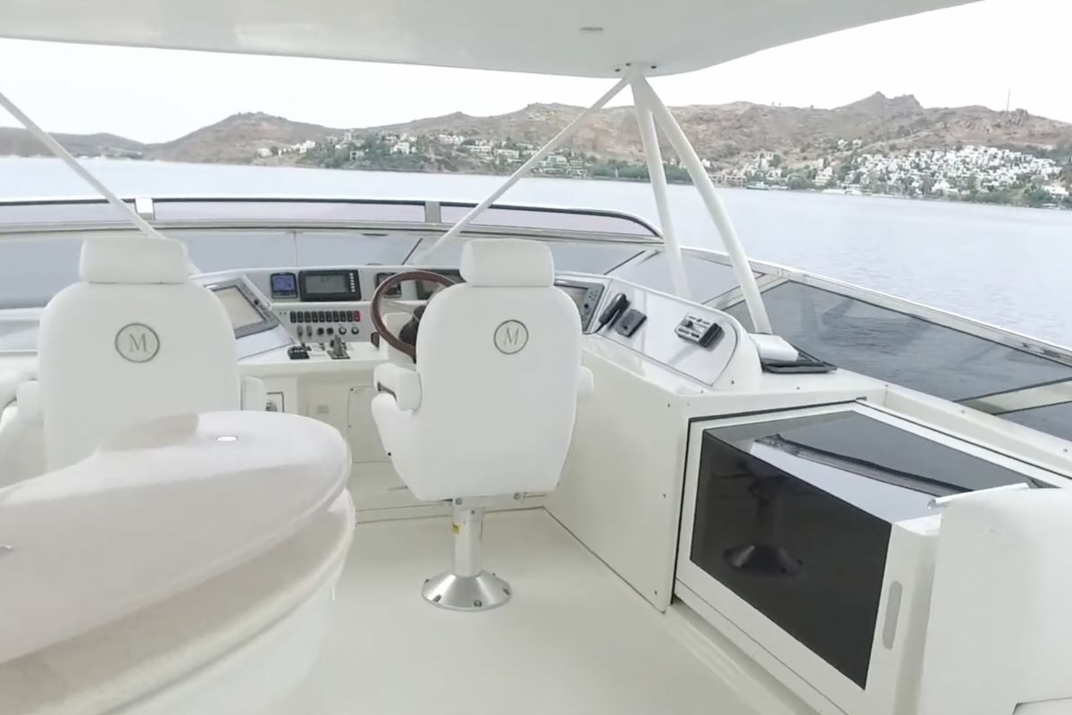 MARQUIS 690 FLY yacht