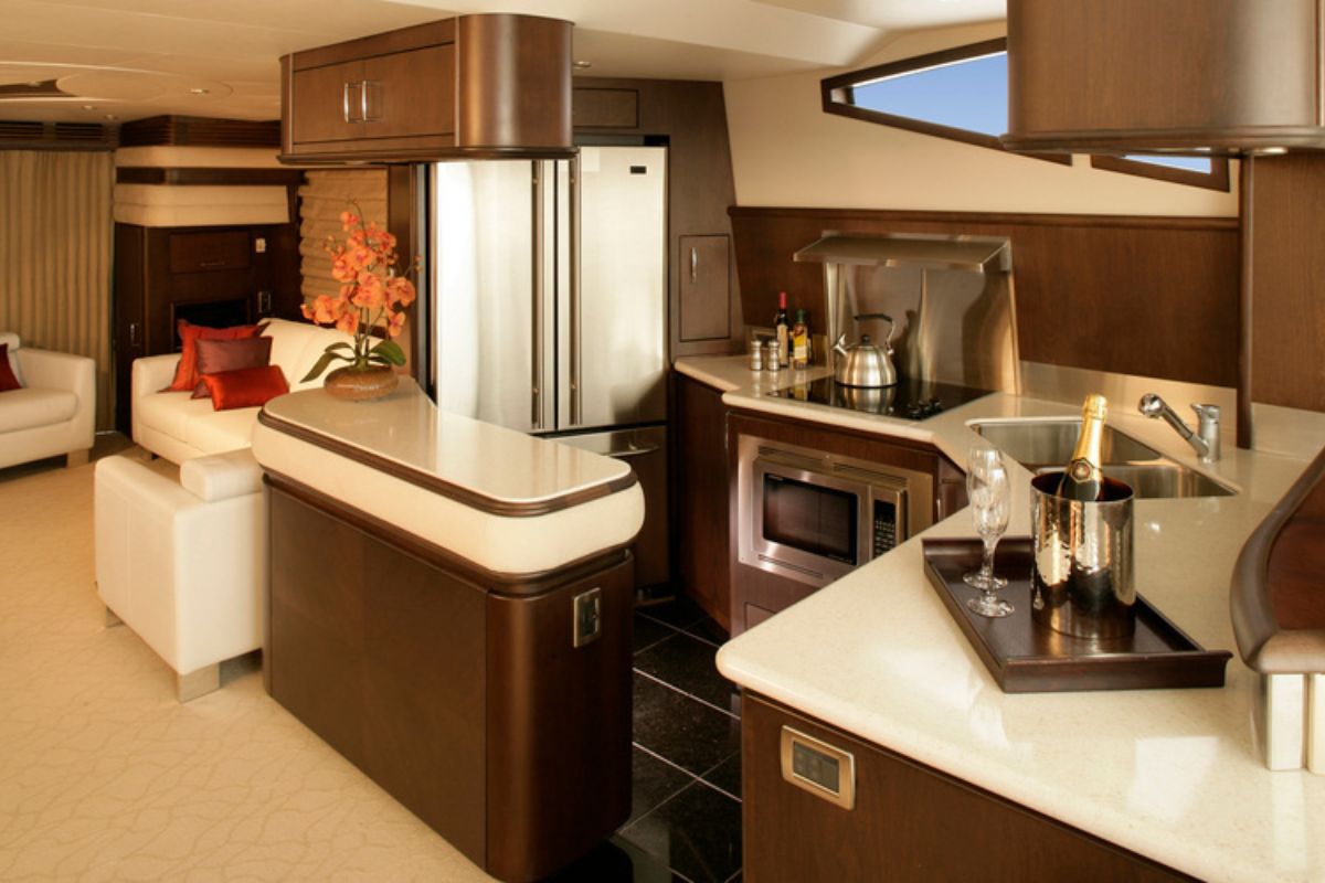 MARQUIS 690 FLY yacht