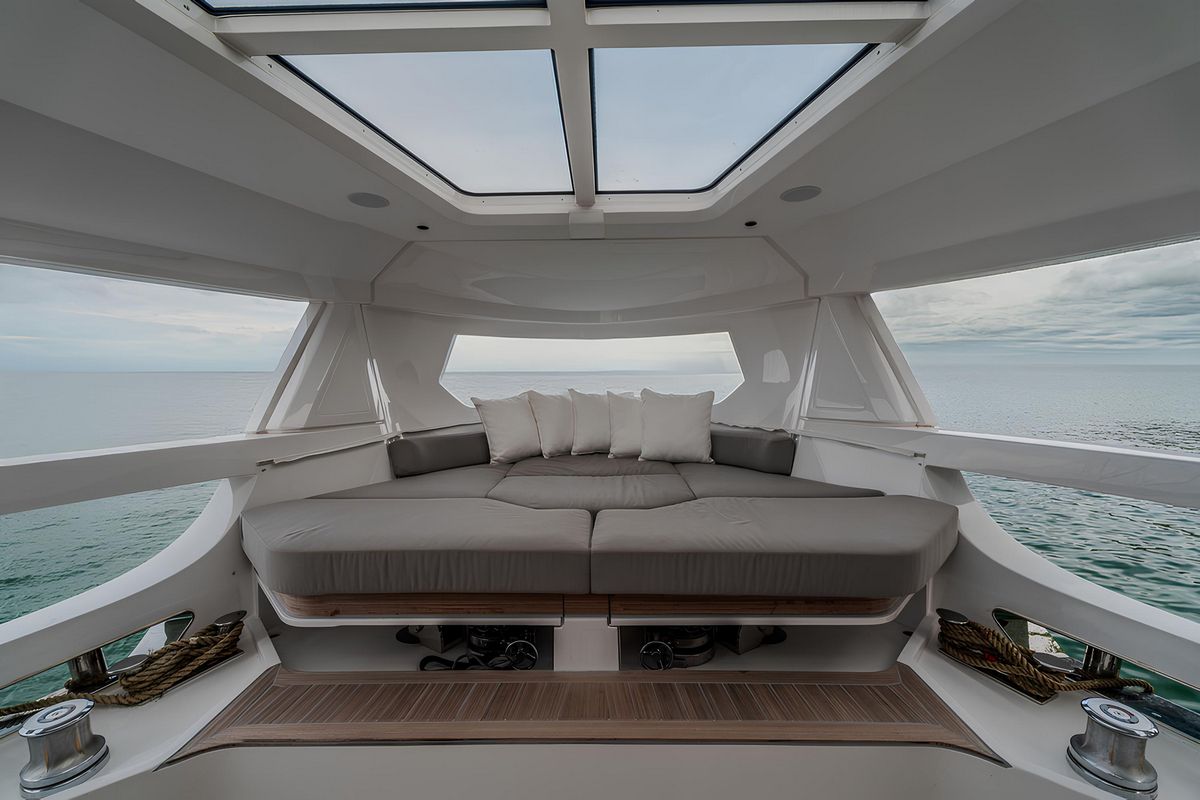 FERRETTI INFYNITO 90 yacht
