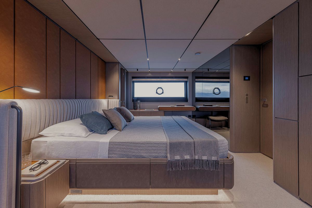 FERRETTI INFYNITO 90 yacht