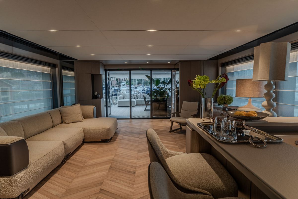 FERRETTI INFYNITO 90 yacht