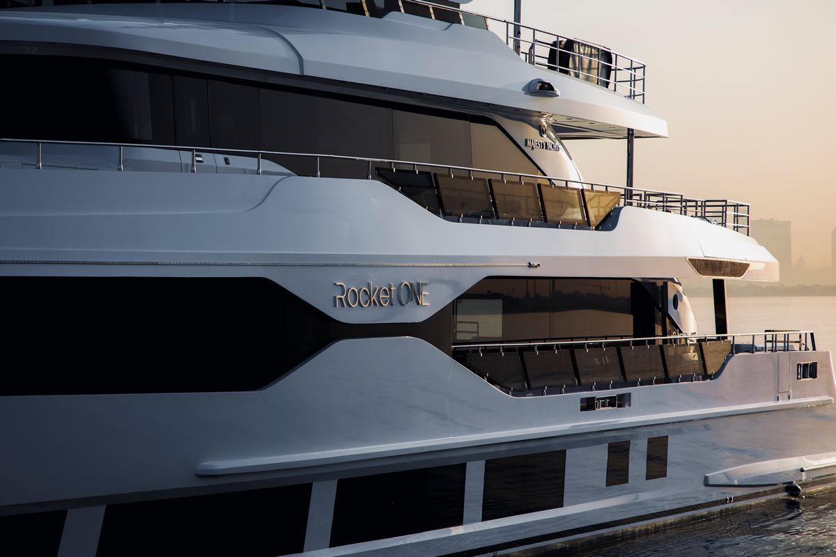 MAJESTY 120 yacht