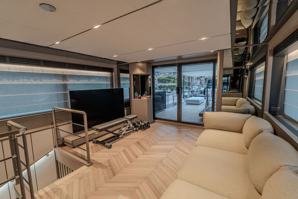 FERRETTI INFYNITO 90 yacht