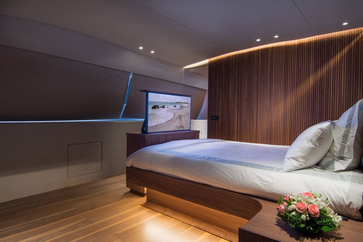WHISPER V yacht