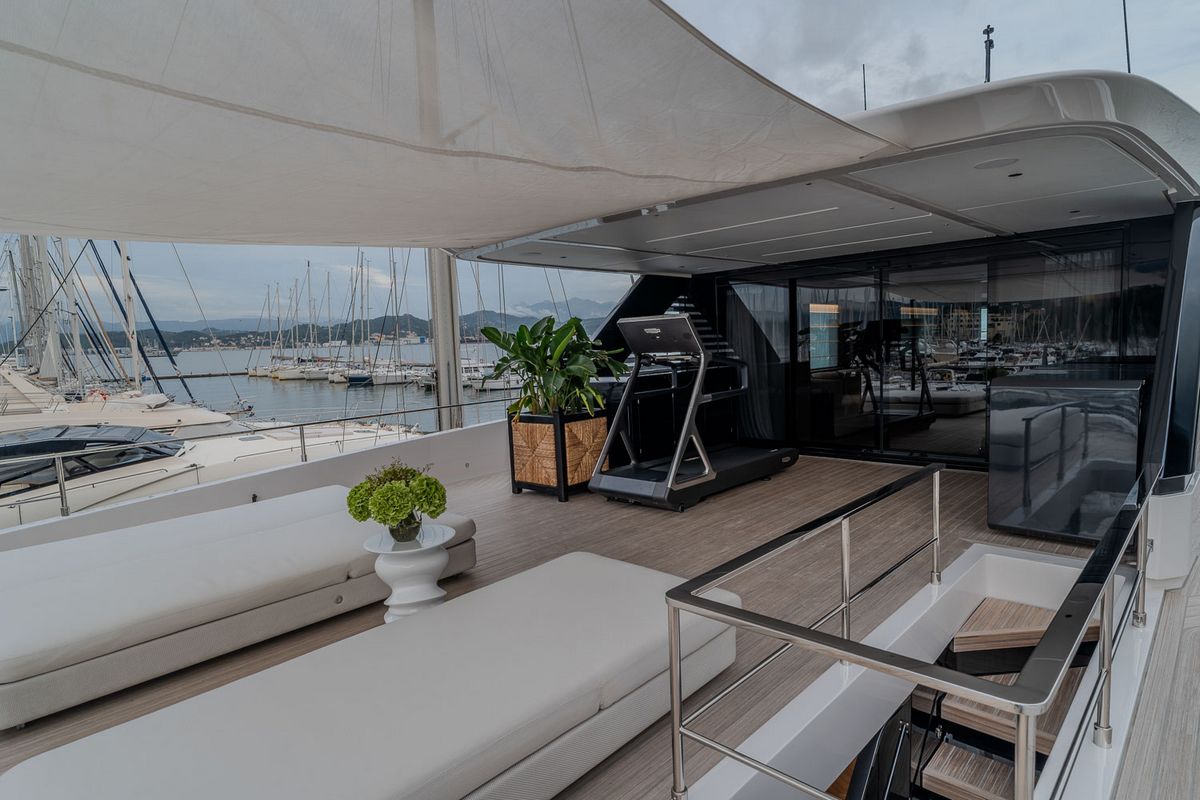 FERRETTI INFYNITO 90 yacht
