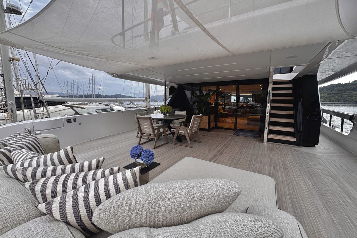 FERRETTI INFYNITO 90 yacht
