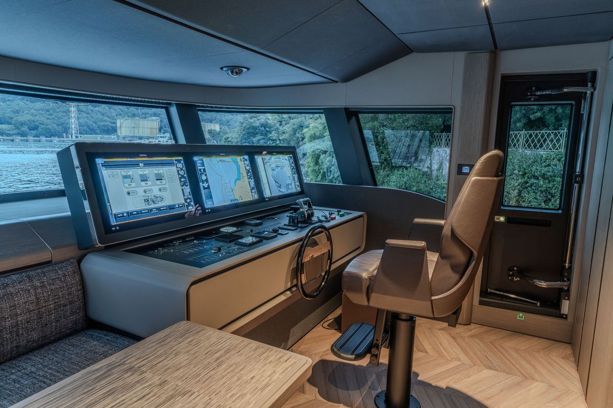 FERRETTI INFYNITO 90 yacht