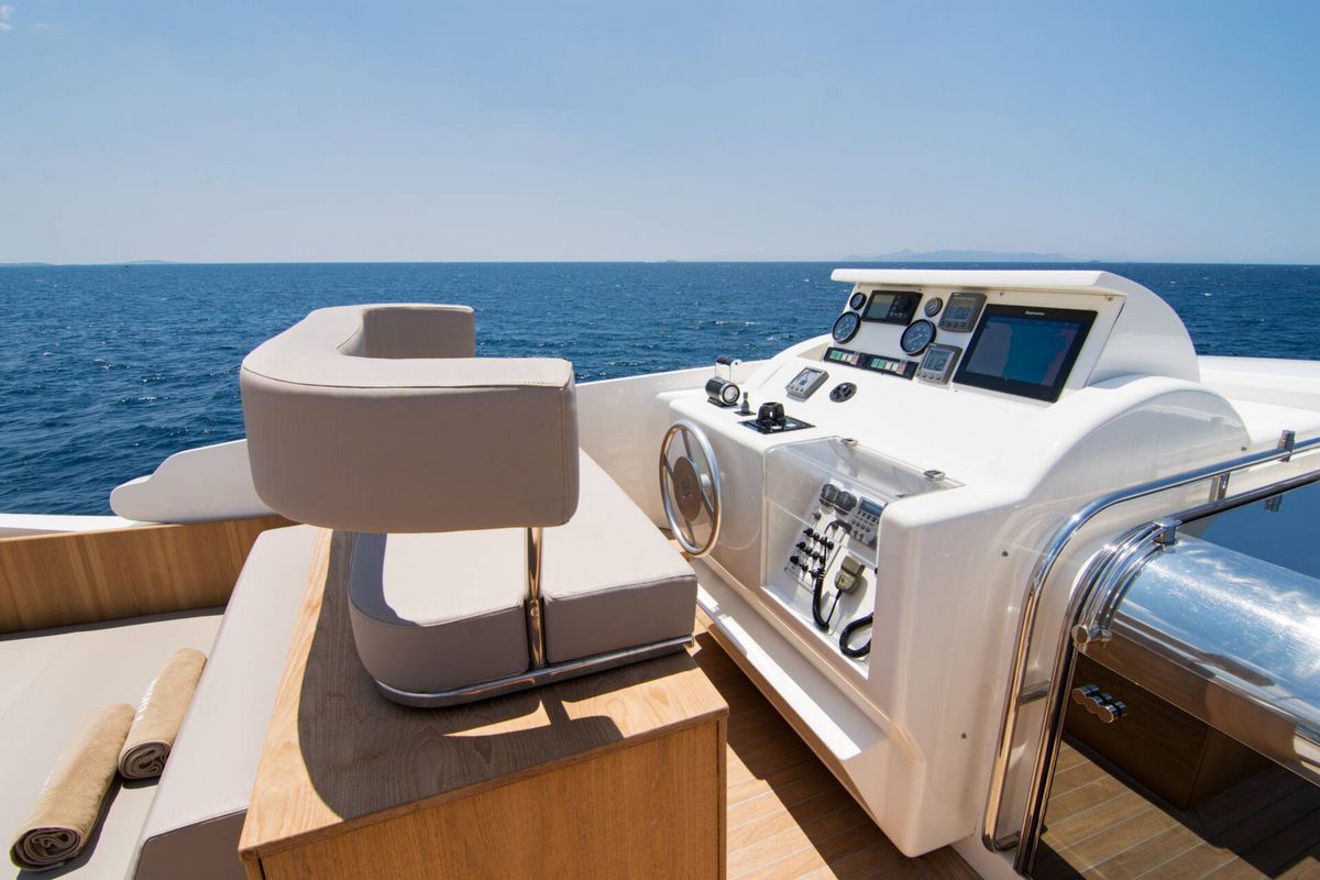 WHISPER V yacht