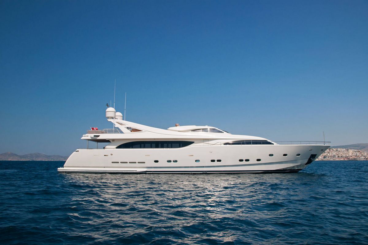 WHISPER V yacht