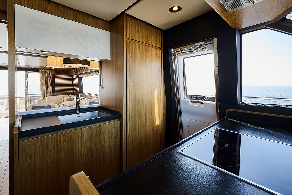 AZIMUT MAGELLANO 66 yacht