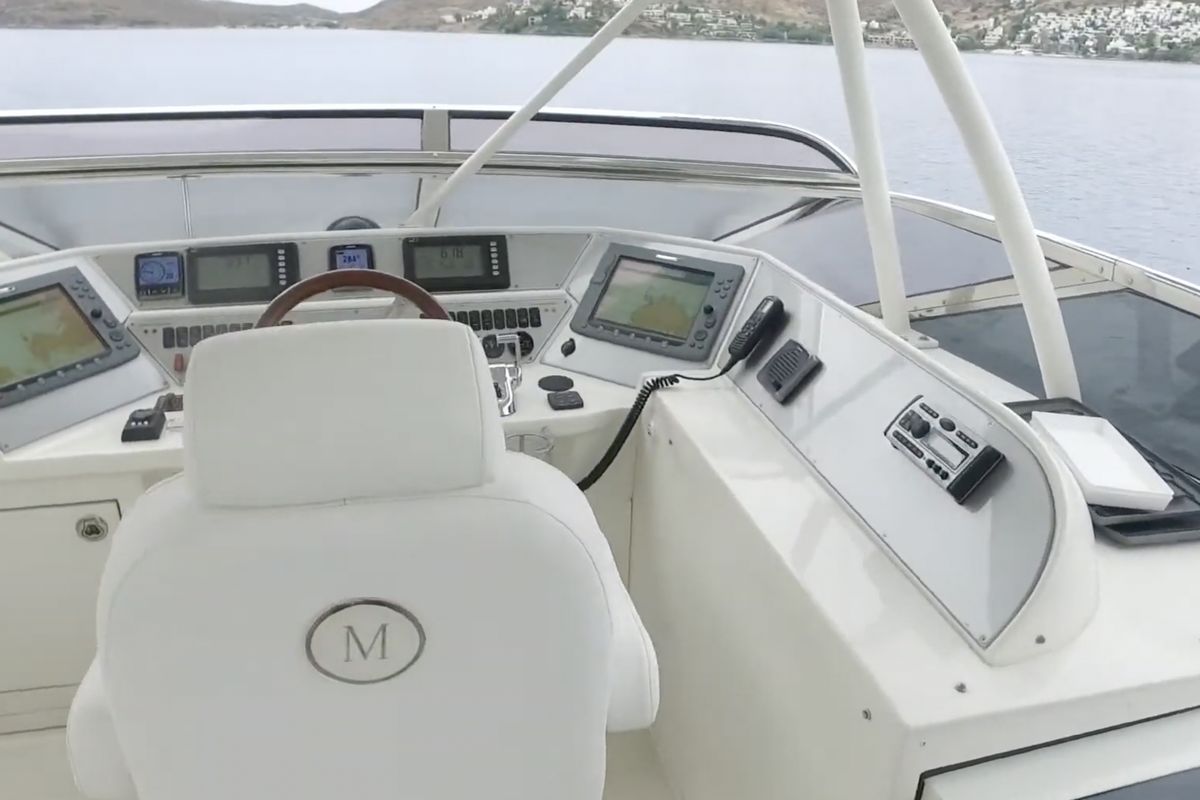 MARQUIS 690 FLY yacht