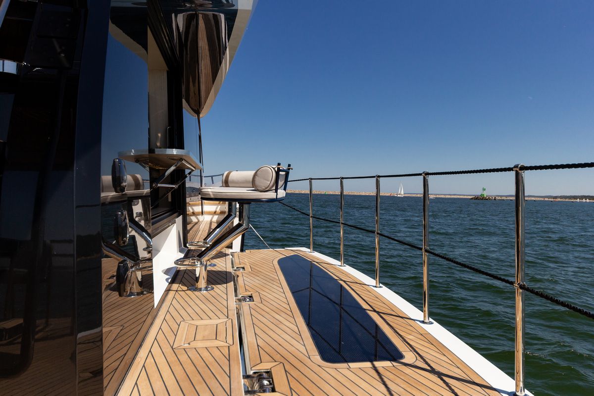 GALEON 620 FLY yacht