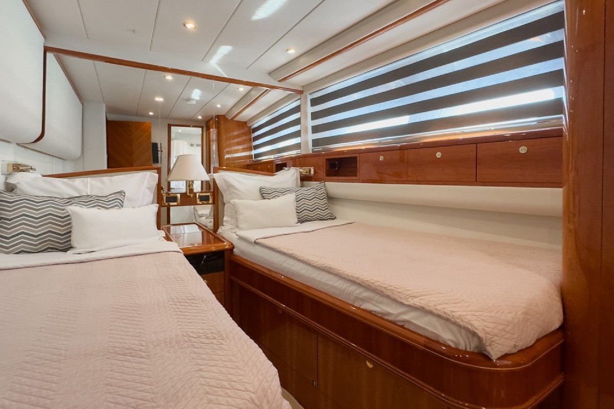 GUY COUACH 2800 yacht