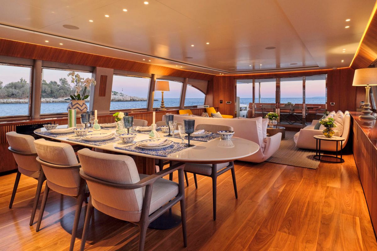 WHISPER V yacht