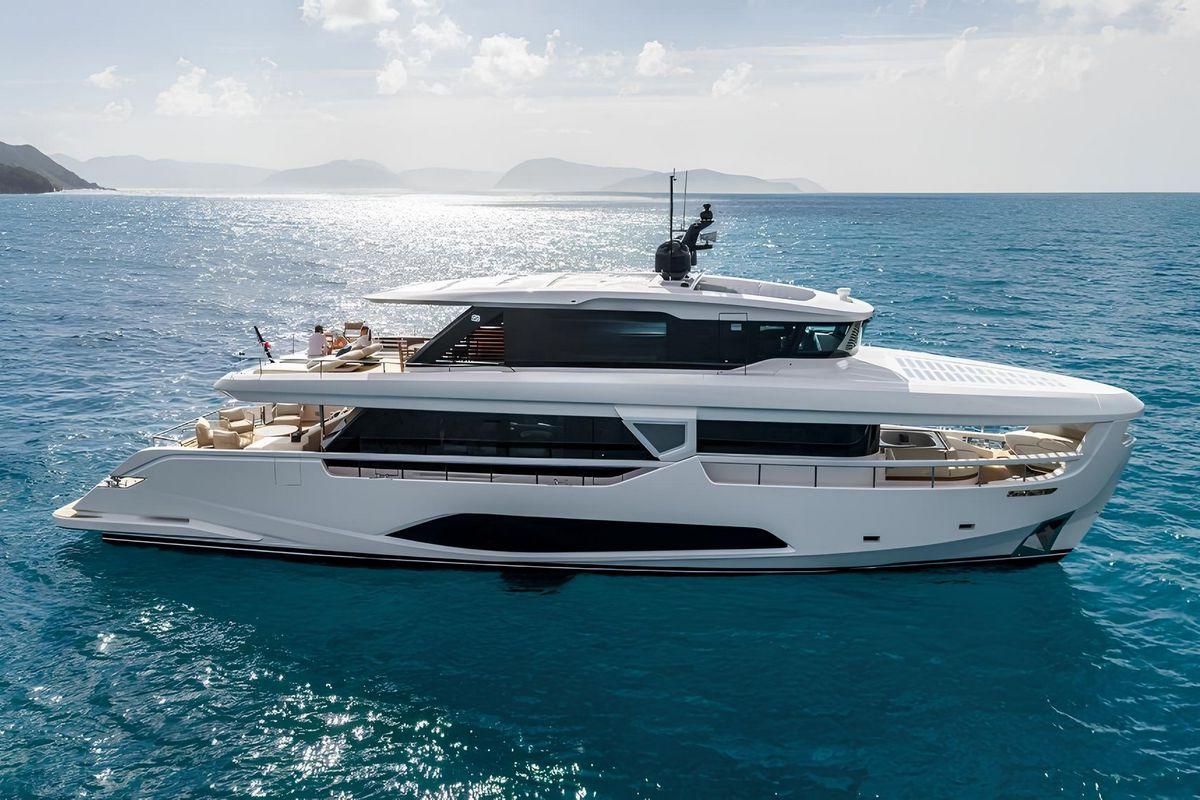 FERRETTI INFYNITO 90 yacht