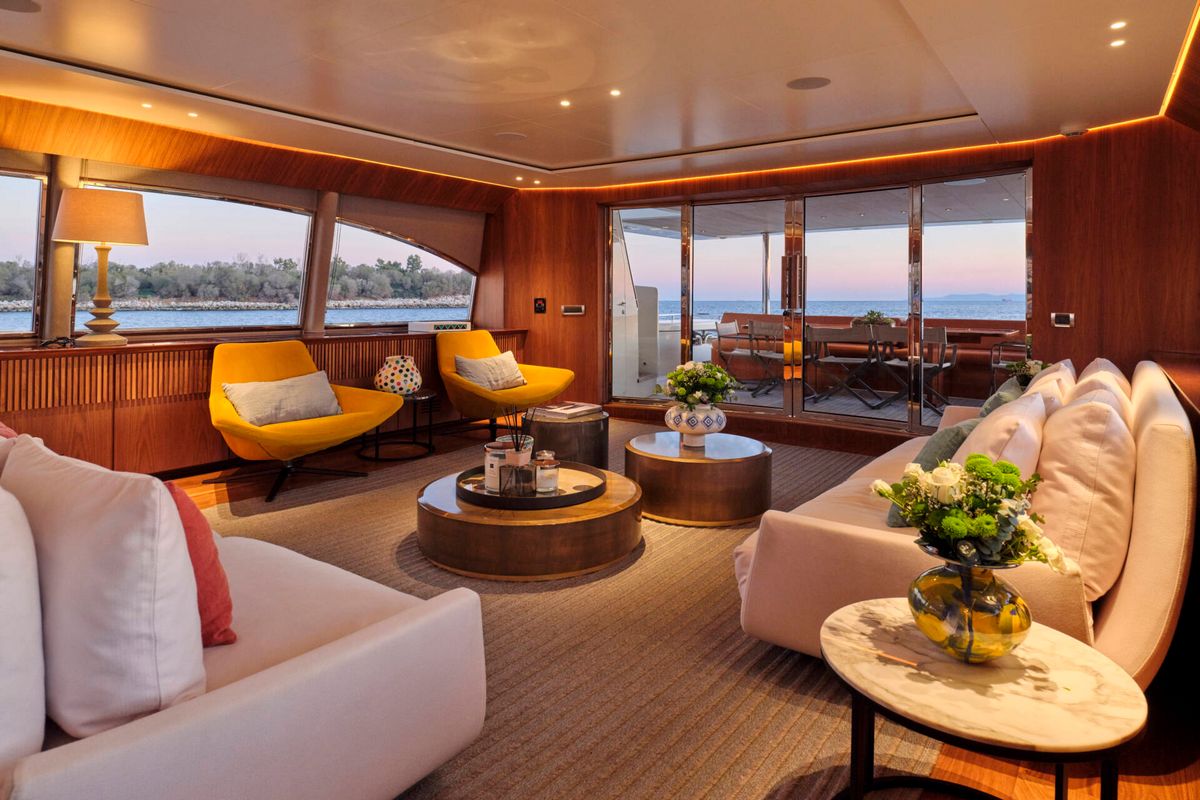 WHISPER V yacht