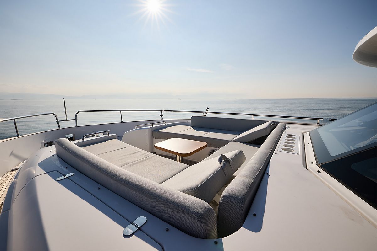 AZIMUT MAGELLANO 66 yacht