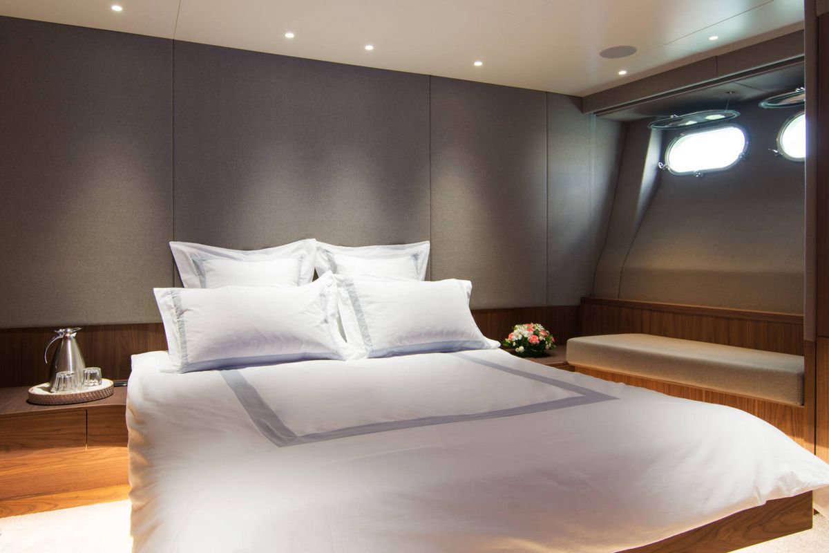 WHISPER V yacht