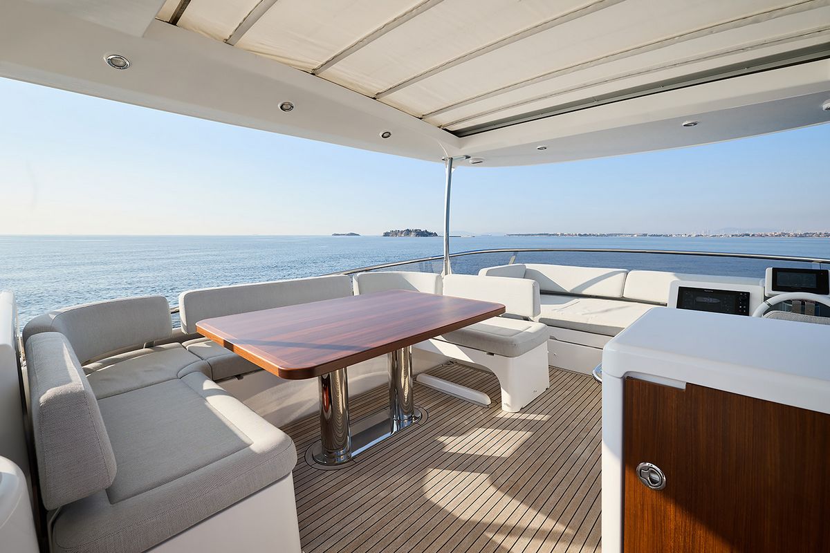 AZIMUT MAGELLANO 66 yacht