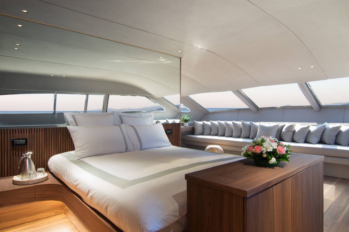 WHISPER V yacht