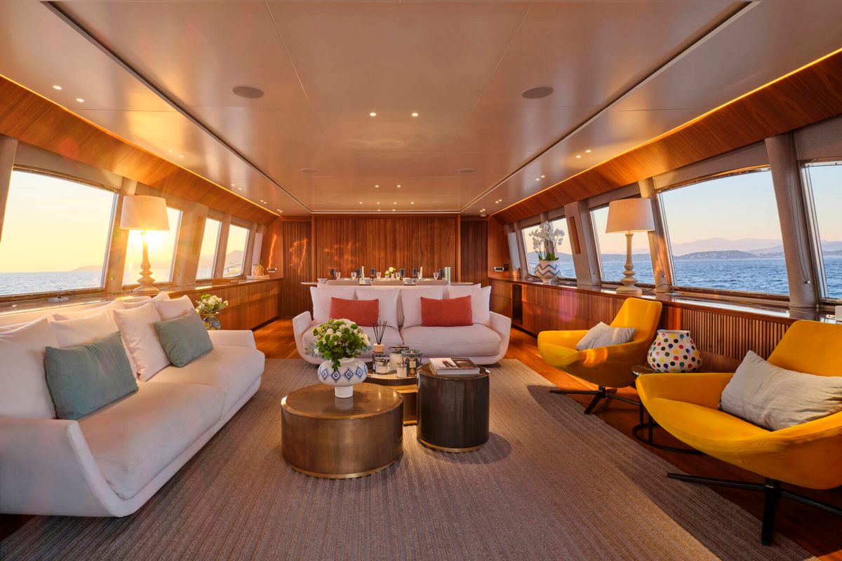 WHISPER V yacht