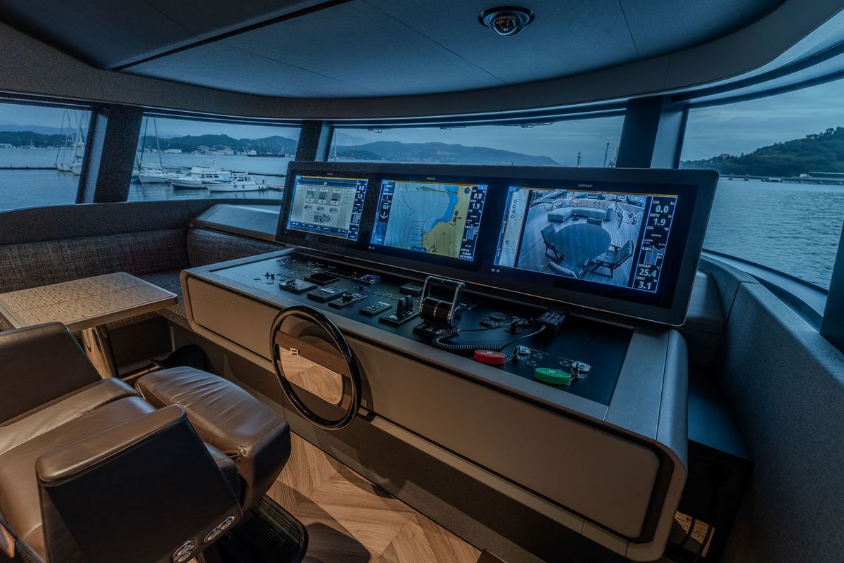 FERRETTI INFYNITO 90 yacht