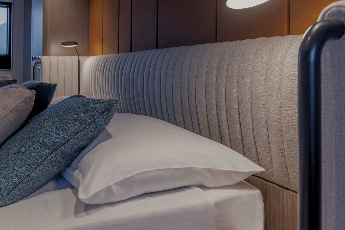 FERRETTI INFYNITO 90 yacht