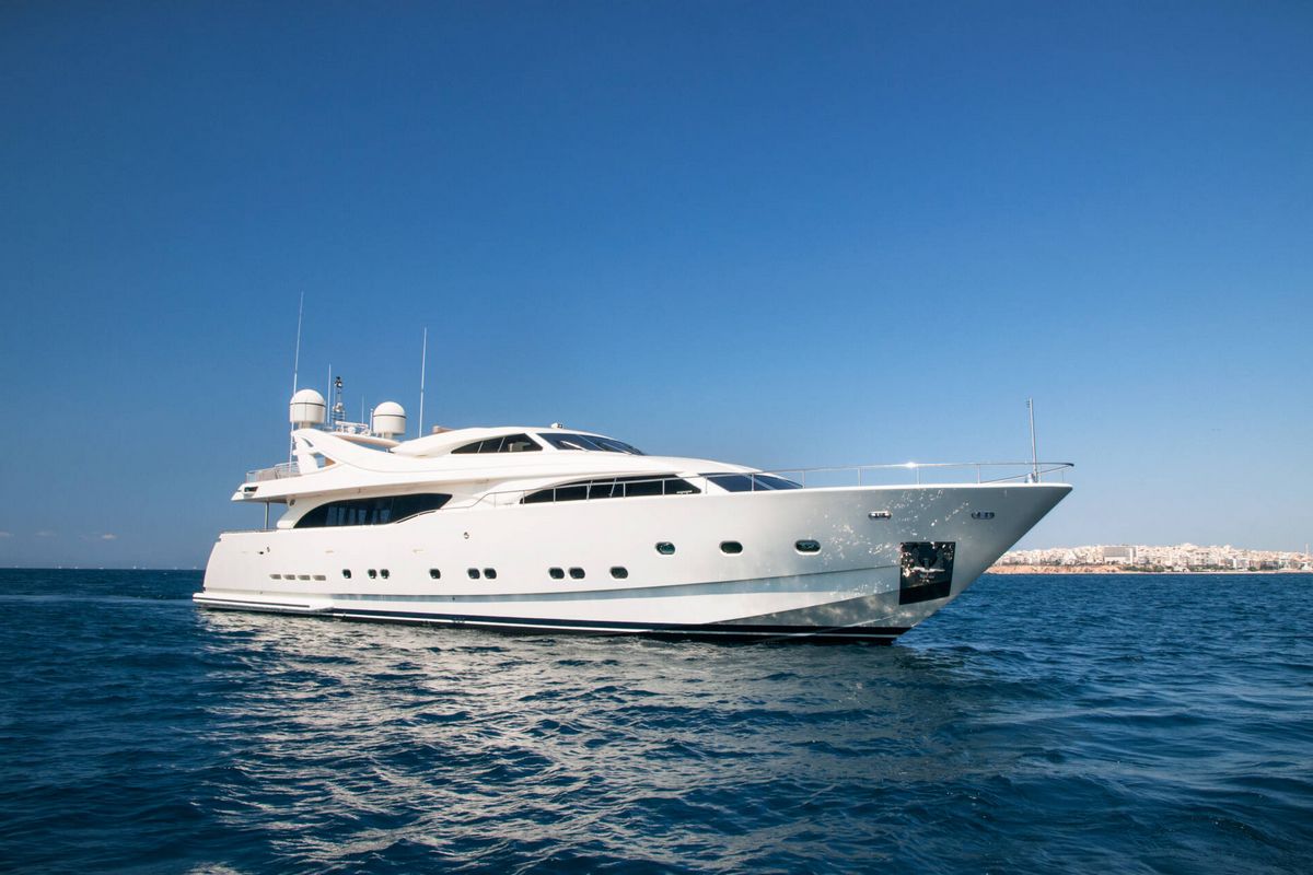 WHISPER V yacht