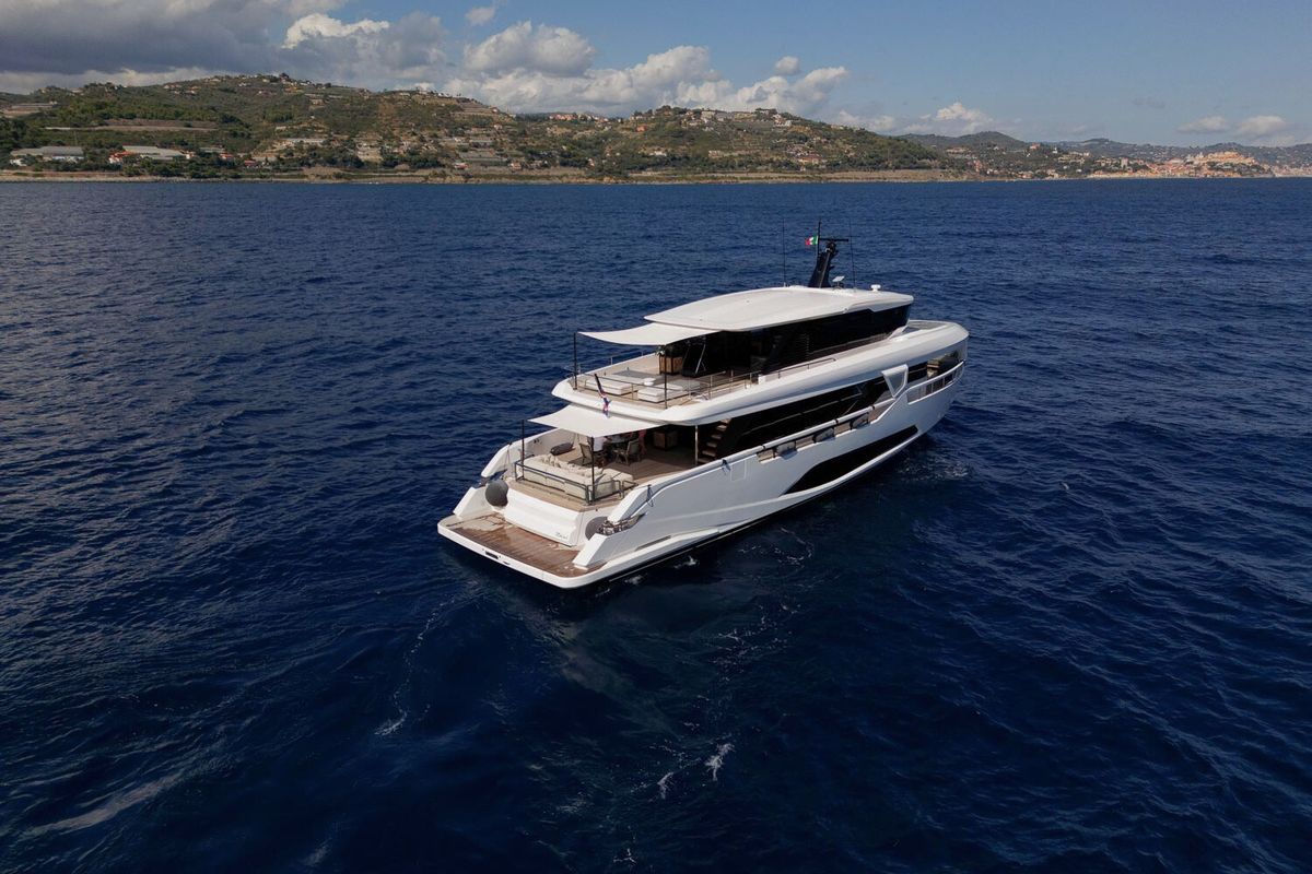 FERRETTI INFYNITO 90 yacht