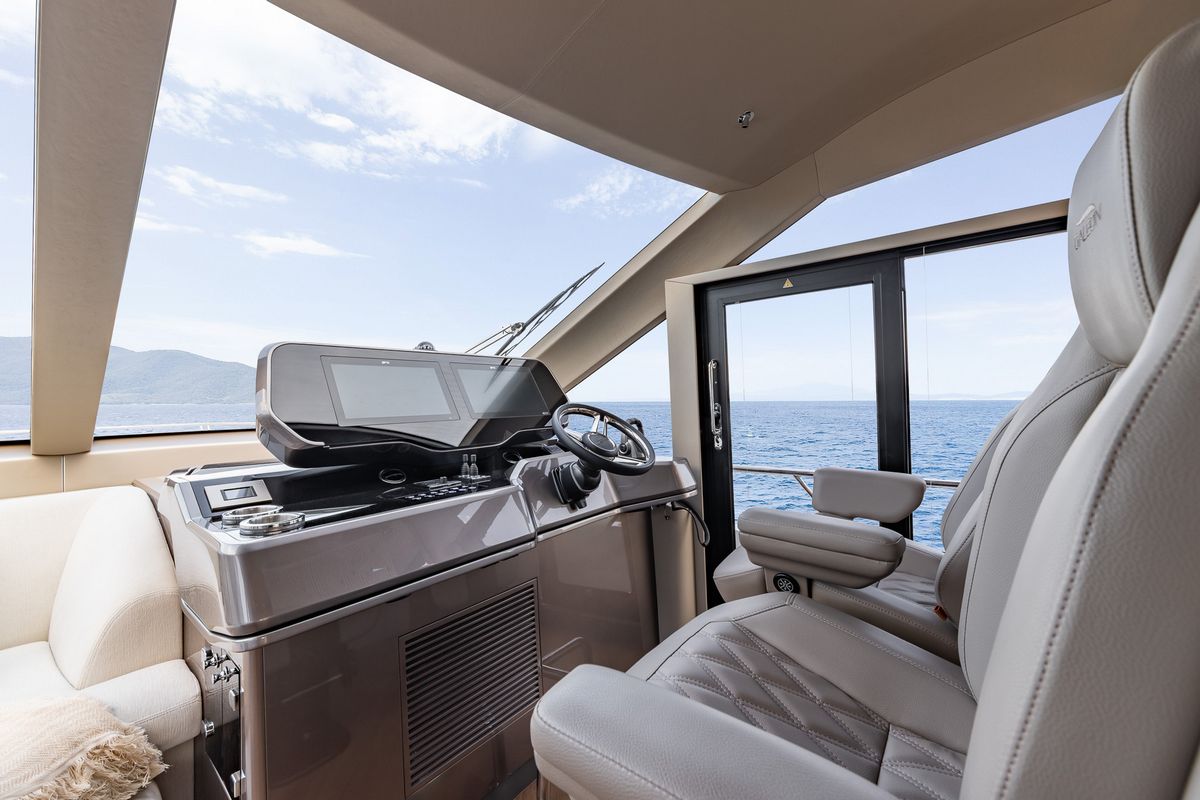 GALEON 620 FLY yacht