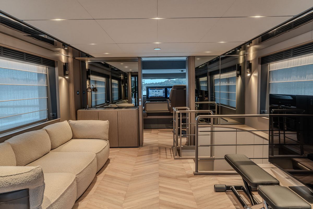 FERRETTI INFYNITO 90 yacht