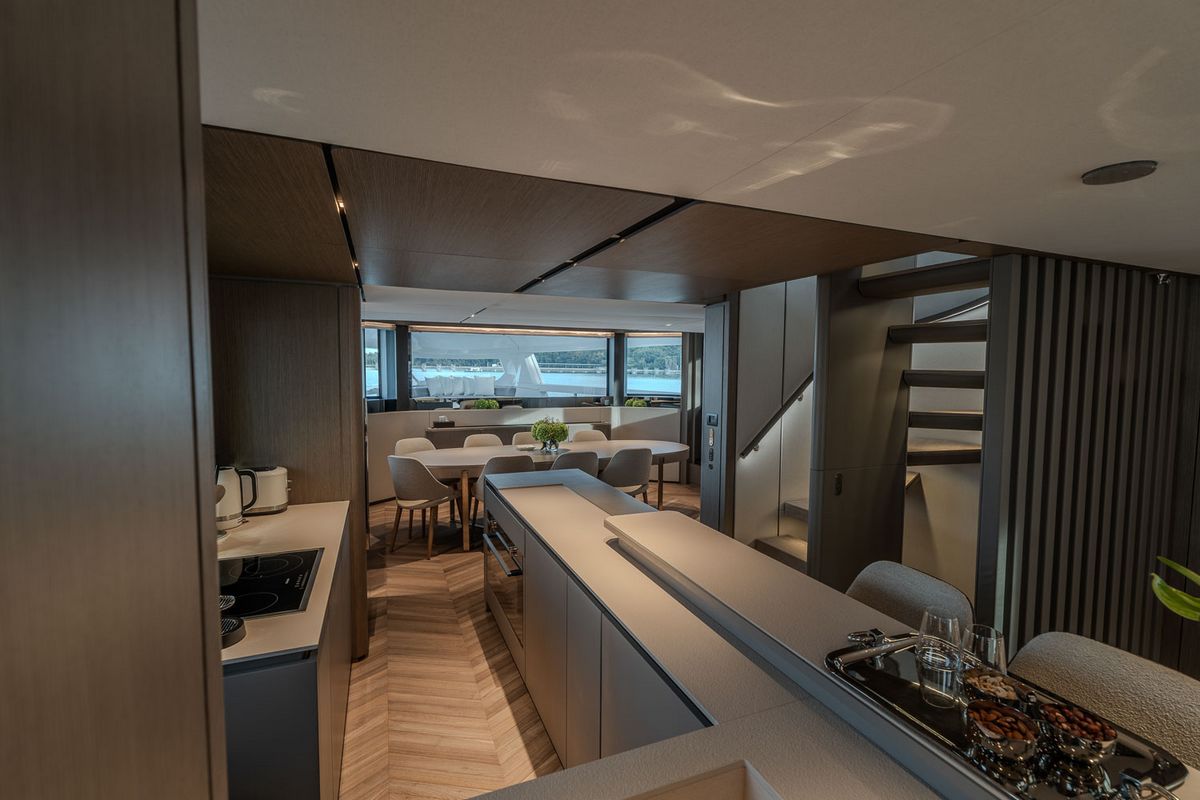 FERRETTI INFYNITO 90 yacht