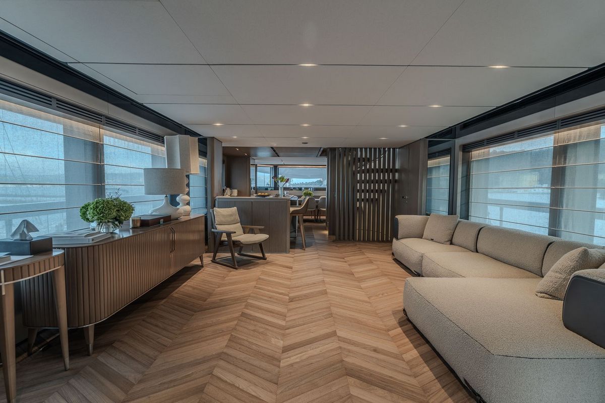 FERRETTI INFYNITO 90 yacht
