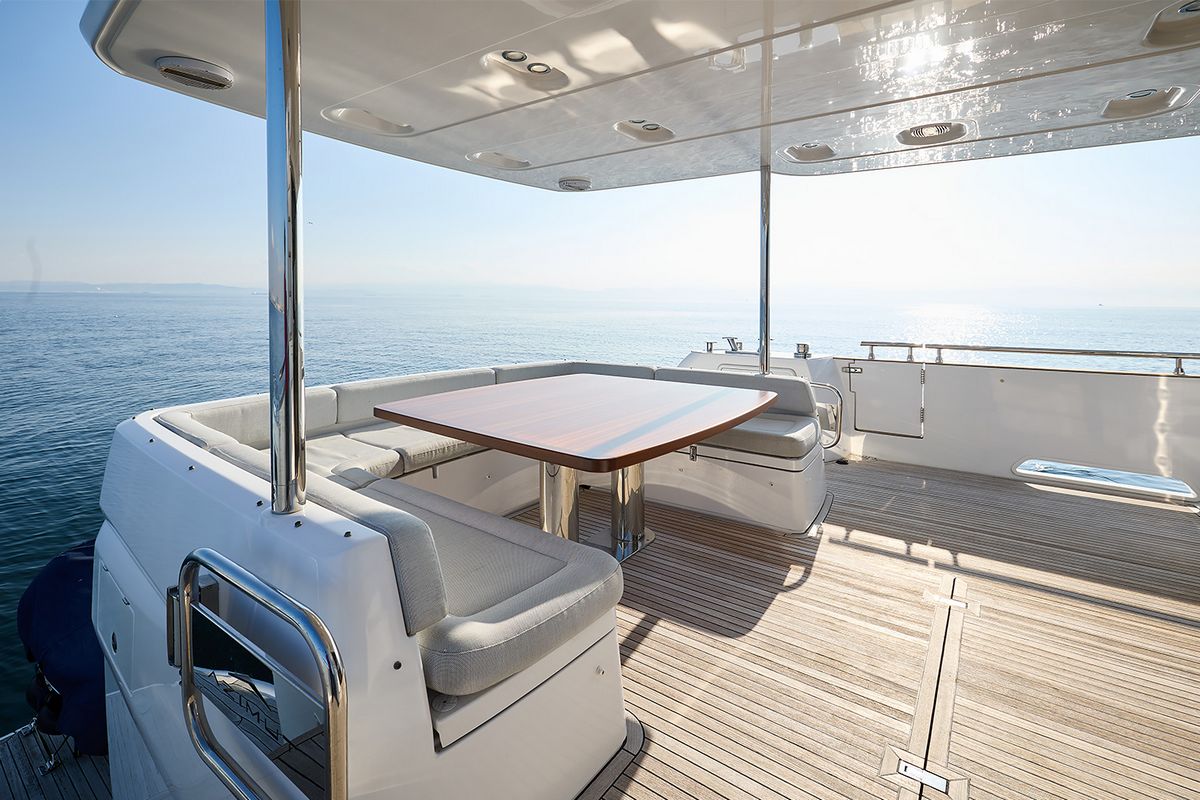 AZIMUT MAGELLANO 66 yacht