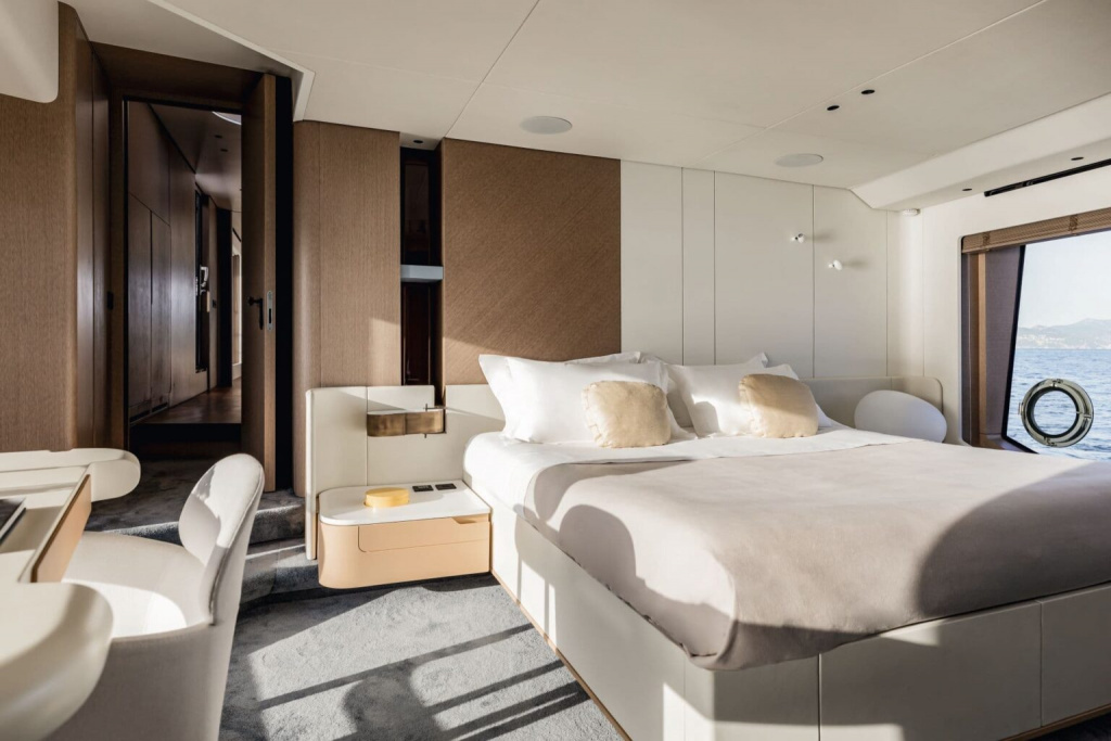 Azimut-Grande-26M-owner-cabin-1536x1024.jpg