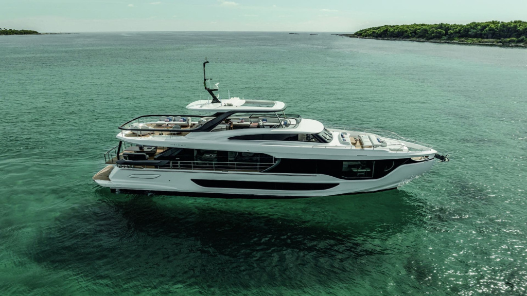 Azimut-Grande-26M-side-view.jpg