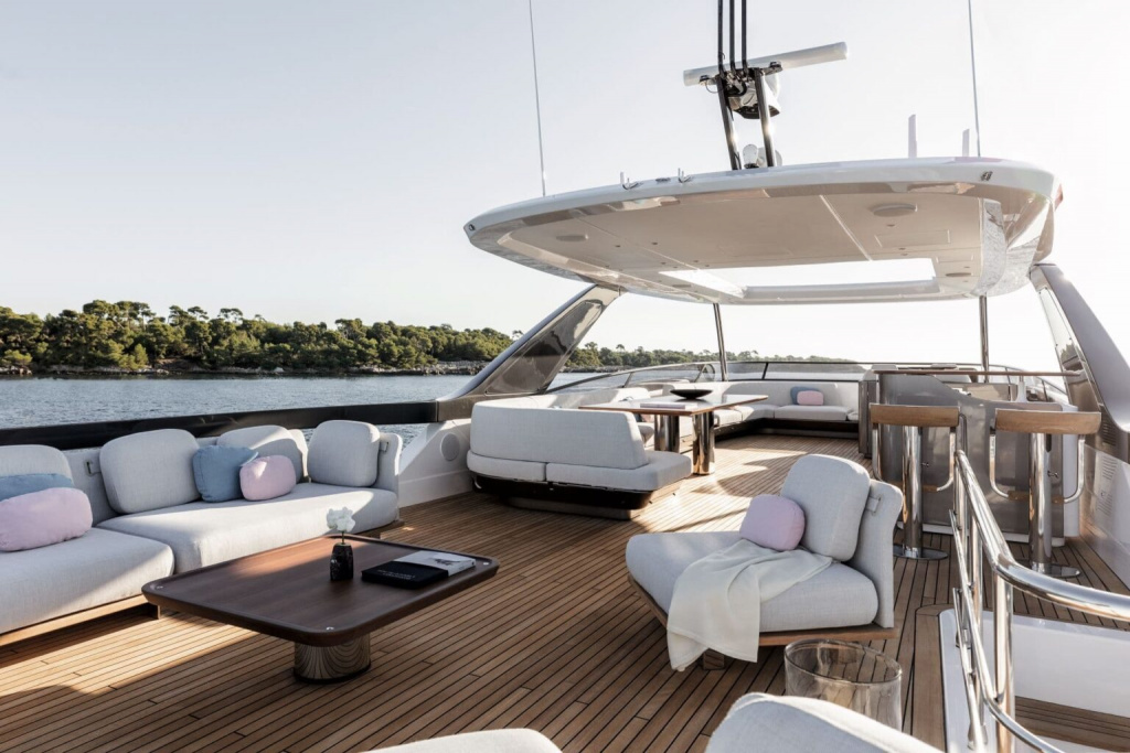 Azimut-Grande-26M-flybridge-1536x1024.jpg