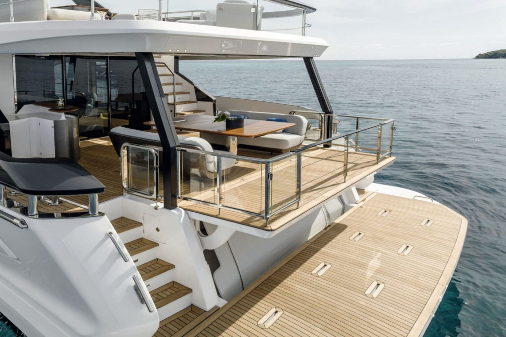 Azimut-Grande-26M-stern-lounge-1536x1025.jpg