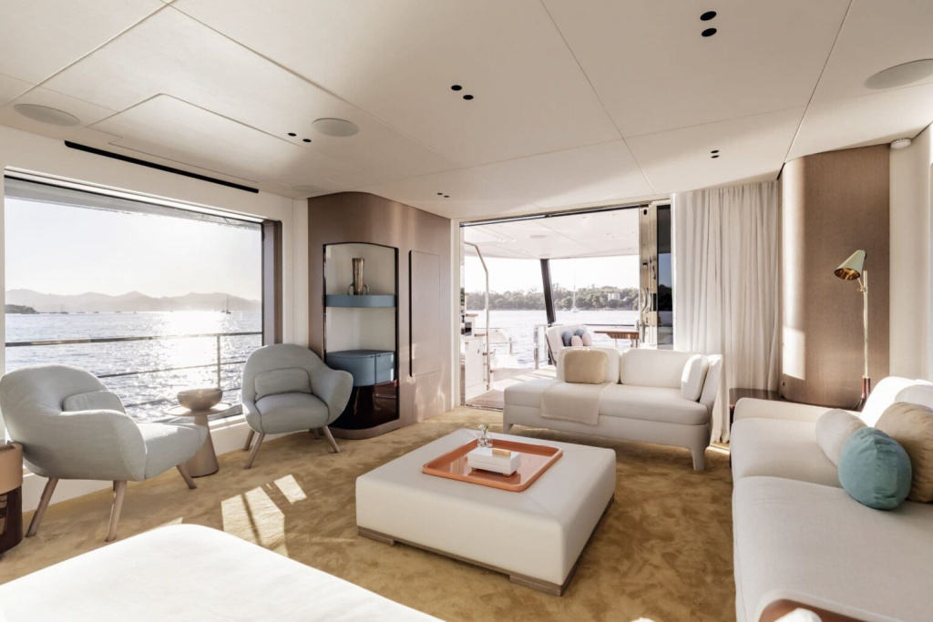 Azimut-Grande-26M-salon-1536x1024.jpg