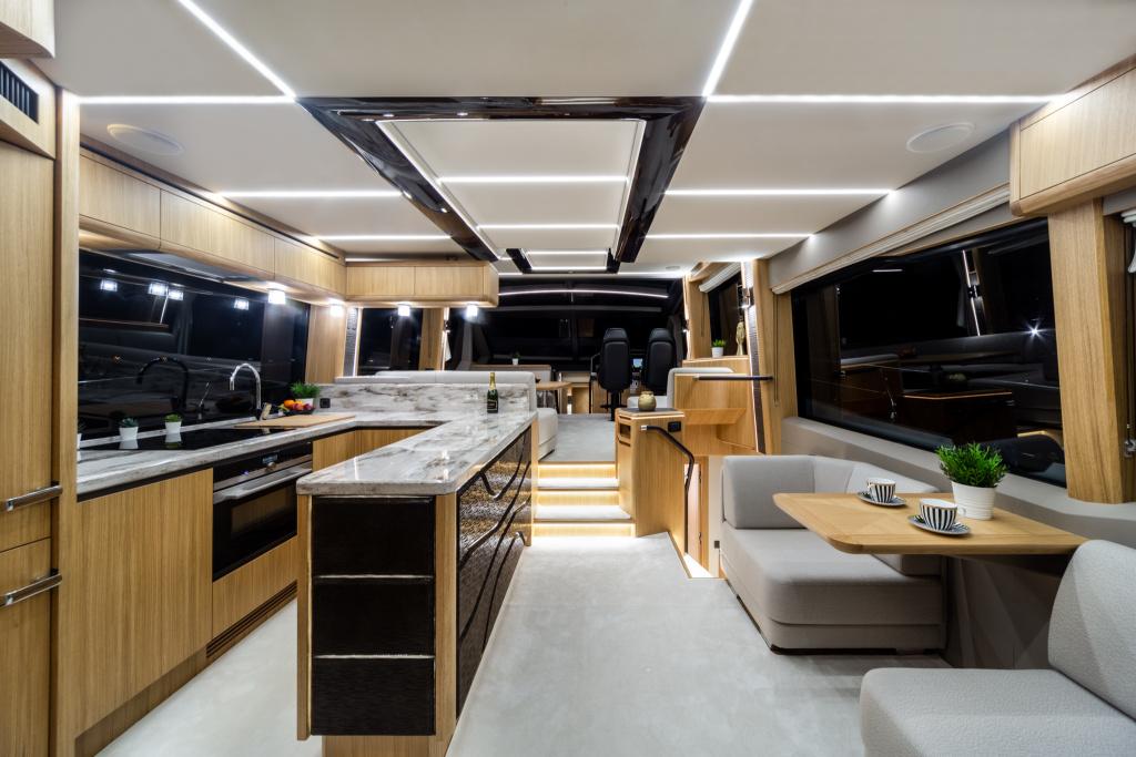 Galeon 680 int 32.jpg