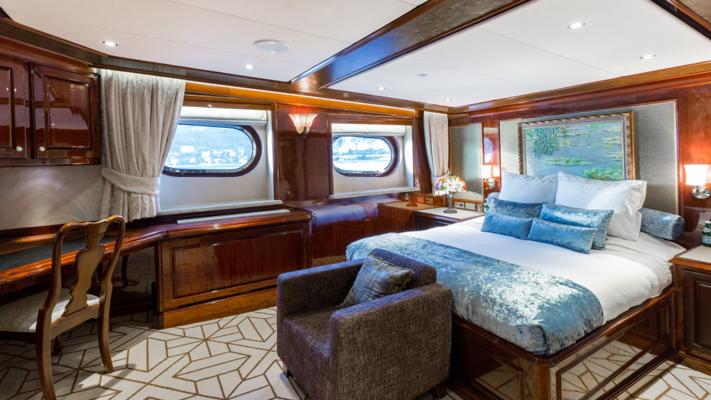 Legend-Yacht-Charter-10.jpeg