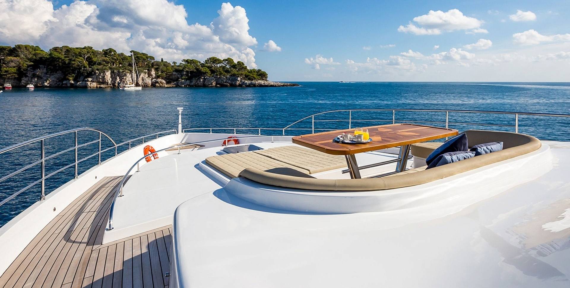 Majesty 110 yacht